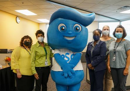 photo of the Instructional Help Desk staff and Rio's mascot Splash
